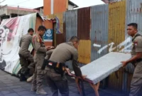 Petugas Satpol PP Padang menertibkan lapak PKL di atas trotoar, Selasa (16/9/2025) pagi. (Foto: Humas Satpol PP Padang)