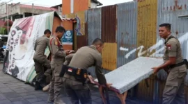 Petugas Satpol PP Padang menertibkan lapak PKL di atas trotoar, Selasa (16/9/2025) pagi. (Foto: Humas Satpol PP Padang)