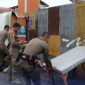 Petugas Satpol PP Padang menertibkan lapak PKL di atas trotoar, Selasa (16/9/2025) pagi. (Foto: Humas Satpol PP Padang)