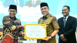Wakil Wali Kota Padang, Maigus Nasir menerima penghargaan dari Kepala Pusat Kerukunan Umat Beragama Kemenag RI, Adib Abdushomad. (Foto: Prokopim Padang)