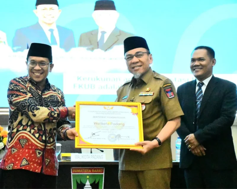 Wakil Wali Kota Padang, Maigus Nasir menerima penghargaan dari Kepala Pusat Kerukunan Umat Beragama Kemenag RI, Adib Abdushomad. (Foto: Prokopim Padang)