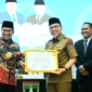 Wakil Wali Kota Padang, Maigus Nasir menerima penghargaan dari Kepala Pusat Kerukunan Umat Beragama Kemenag RI, Adib Abdushomad. (Foto: Prokopim Padang)