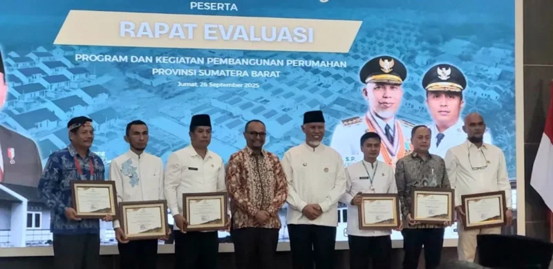 Pemko Padang meraih penghargaan dari KemenPKP sebagai daerah dengan pembebasan retribusi PBG terbanyak se-Sumbar. (Foto: FB Diskominfo Padang)