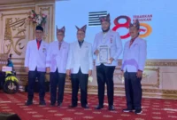 Wali Kota Padang, Fadly Amran dianugerahi Lencana Jasa Pratama dalam perayaan HUT PMI ke-80 di Auditorium Universitas Baiturrahmah, Rabu (17/9). (Foto: FB Diskominfo Padang)