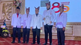 Wali Kota Padang, Fadly Amran dianugerahi Lencana Jasa Pratama dalam perayaan HUT PMI ke-80 di Auditorium Universitas Baiturrahmah, Rabu (17/9). (Foto: FB Diskominfo Padang)