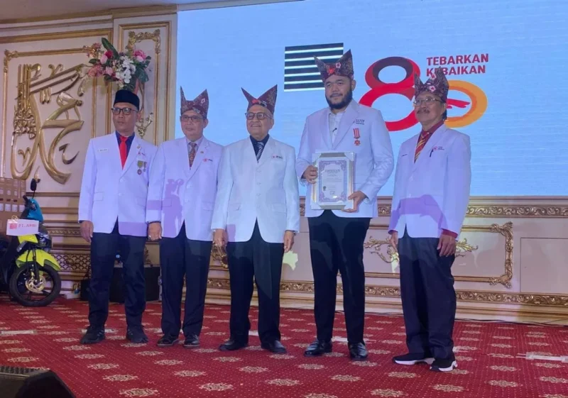Wali Kota Padang, Fadly Amran dianugerahi Lencana Jasa Pratama dalam perayaan HUT PMI ke-80 di Auditorium Universitas Baiturrahmah, Rabu (17/9). (Foto: FB Diskominfo Padang)
