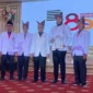 Wali Kota Padang, Fadly Amran dianugerahi Lencana Jasa Pratama dalam perayaan HUT PMI ke-80 di Auditorium Universitas Baiturrahmah, Rabu (17/9). (Foto: FB Diskominfo Padang)