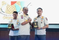 Kepala Satpol PP Padang Chandra Eka Putra menerima penghargaan Karya Bhakti Satpol PP Terbaik Nasional Tahun 2025 di Balairung Rudini, Kampus IPDN Jatinangor, Kamis (18/9/2025). (Foto: Humas Satpol PP Padang)