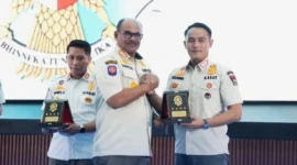 Kepala Satpol PP Padang Chandra Eka Putra menerima penghargaan Karya Bhakti Satpol PP Terbaik Nasional Tahun 2025 di Balairung Rudini, Kampus IPDN Jatinangor, Kamis (18/9/2025). (Foto: Humas Satpol PP Padang)