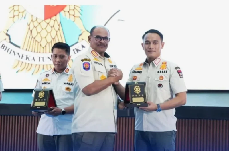 Kepala Satpol PP Padang Chandra Eka Putra menerima penghargaan Karya Bhakti Satpol PP Terbaik Nasional Tahun 2025 di Balairung Rudini, Kampus IPDN Jatinangor, Kamis (18/9/2025). (Foto: Humas Satpol PP Padang)