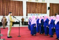 Wali Kota Padang, Fadly Amran mengukuhkan Pengurus GOW Padang Periode 2025–2030 yang diketuai Ny. Sri Hayati Maigus Nasir, Senin (8/9/2025). (Foto: Prokopim Padang)