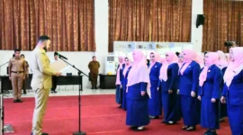 Wali Kota Padang, Fadly Amran mengukuhkan Pengurus GOW Padang Periode 2025–2030 yang diketuai Ny. Sri Hayati Maigus Nasir, Senin (8/9/2025). (Foto: Prokopim Padang)