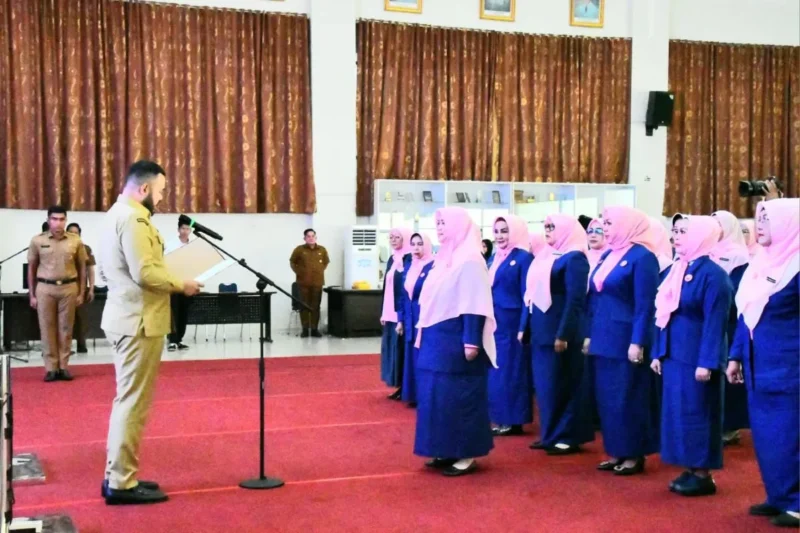 Wali Kota Padang, Fadly Amran mengukuhkan Pengurus GOW Padang Periode 2025–2030 yang diketuai Ny. Sri Hayati Maigus Nasir, Senin (8/9/2025). (Foto: Prokopim Padang)