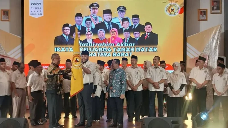 Pengukuhan IKTD Sumbar periode 2025-2029 di Gedung Bagindo Aziz Chan Youth Center, Minggu (21/9/2025). (Foto: FB Diskominfo Padang)