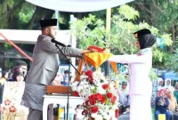 Wali Kota Padang Fadly Amran menyerahkan Bendera Merah Putih kepada anggota Paskibraka.