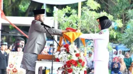 Wali Kota Padang Fadly Amran menyerahkan Bendera Merah Putih kepada anggota Paskibraka.