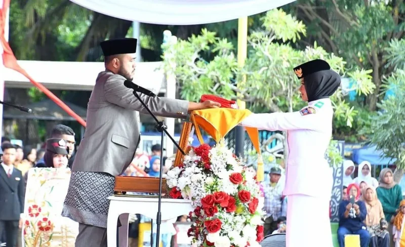 Wali Kota Padang Fadly Amran menyerahkan Bendera Merah Putih kepada anggota Paskibraka.