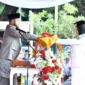 Wali Kota Padang Fadly Amran menyerahkan Bendera Merah Putih kepada anggota Paskibraka.
