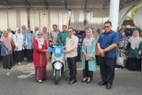 Bupati Tanah Datar Eka Putra menyerahkan kendaraan roda dua kepada kepala UPT Puskesmas se-Kabupaten Tanah Datar di Indojolito Batusangkar, Kamis (18/9/2025). (Foto: Prokopim Tanah Datar)