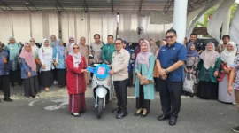 Bupati Tanah Datar Eka Putra menyerahkan kendaraan roda dua kepada kepala UPT Puskesmas se-Kabupaten Tanah Datar di Indojolito Batusangkar, Kamis (18/9/2025). (Foto: Prokopim Tanah Datar)