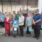 Bupati Tanah Datar Eka Putra menyerahkan kendaraan roda dua kepada kepala UPT Puskesmas se-Kabupaten Tanah Datar di Indojolito Batusangkar, Kamis (18/9/2025). (Foto: Prokopim Tanah Datar)