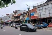 Dishub Padang melakukan pergantian dan pemasangan lampu penerangan di berbagai titik strategis. (Foto: FB Diskominfo Padang)