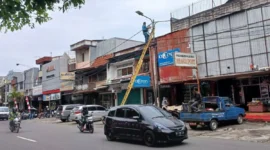 Dishub Padang melakukan pergantian dan pemasangan lampu penerangan di berbagai titik strategis. (Foto: FB Diskominfo Padang)
