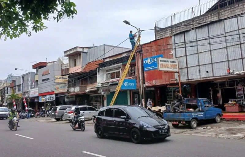 Dishub Padang melakukan pergantian dan pemasangan lampu penerangan di berbagai titik strategis. (Foto: FB Diskominfo Padang)