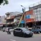 Dishub Padang melakukan pergantian dan pemasangan lampu penerangan di berbagai titik strategis. (Foto: FB Diskominfo Padang)