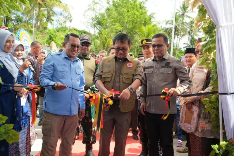 Sestama BNPB, Dr. Apt. Rustian didampingi Bupati Tanah Datar Eka Putra, Ketua DPRD Anton Yondra, SE meresmikan Jembatan Koto Sipopak, Minggu (14/9/2025). (Foto: Prokopim Tanah Datar)