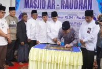 Wakil Wali Kota Padang, Maigus Nasir menandatangani prasasti peresmian Masjid Ar-Raudhah di Komplek Kampung Kalawi Timur RT 04/RW 06, Jumat (1/8/2025). (Foto: FB Diskominfo Padang)