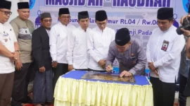 Wakil Wali Kota Padang, Maigus Nasir menandatangani prasasti peresmian Masjid Ar-Raudhah di Komplek Kampung Kalawi Timur RT 04/RW 06, Jumat (1/8/2025). (Foto: FB Diskominfo Padang)