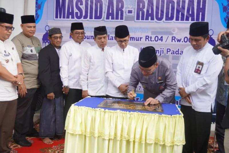 Wakil Wali Kota Padang, Maigus Nasir menandatangani prasasti peresmian Masjid Ar-Raudhah di Komplek Kampung Kalawi Timur RT 04/RW 06, Jumat (1/8/2025). (Foto: FB Diskominfo Padang)