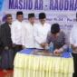 Wakil Wali Kota Padang, Maigus Nasir menandatangani prasasti peresmian Masjid Ar-Raudhah di Komplek Kampung Kalawi Timur RT 04/RW 06, Jumat (1/8/2025). (Foto: FB Diskominfo Padang)