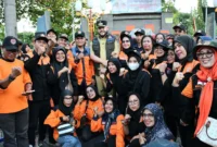 Wali Kota Padang, Fadly Amran foto bersama usai peringatan 16 tahun peristiwa gempa bumi 30 September 2009  di Monumen Gempa, Selasa (30/9/2025). (Foto: Prokopim Padang)