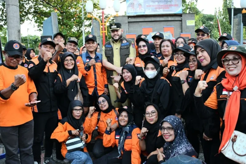 Wali Kota Padang, Fadly Amran foto bersama usai peringatan 16 tahun peristiwa gempa bumi 30 September 2009  di Monumen Gempa, Selasa (30/9/2025). (Foto: Prokopim Padang)