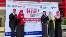 Ketua TP-PKK Kota Padang, Ny. Dian Puspita Fadly Amran Sp.JP, menghadiri puncak Peringatan  WHD Tingkat Sumbar 2025 di halaman Kantor Gubernur Sumbar, Minggu (28/9/2025). (Foto: FB Diskominfo Padang)
