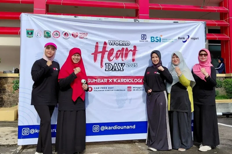 Ketua TP-PKK Kota Padang, Ny. Dian Puspita Fadly Amran Sp.JP, menghadiri puncak Peringatan  WHD Tingkat Sumbar 2025 di halaman Kantor Gubernur Sumbar, Minggu (28/9/2025). (Foto: FB Diskominfo Padang)