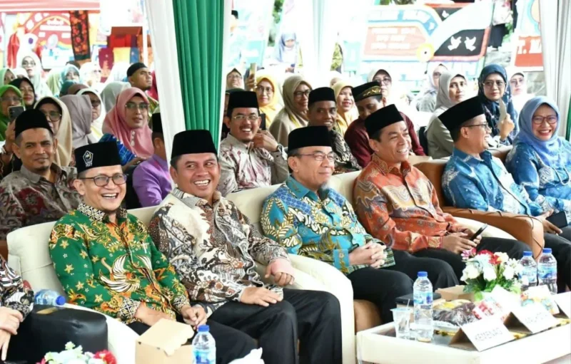 Wakil Wali Kota Padang, Maigus Nasir membuka Porsadin ke-X Tingkat Kota Padang di halaman Balai Basuo Kantor Camat Lubeg, Minggu (21/9/2025). (Foto: Prokopim Padang)