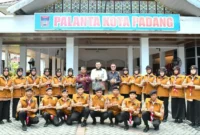 Wali Kota Padang, Fadly Amran melepas keberangkatan Kontingen WMSJ Kota Padang ke ajang WMSJ 2025 di Palanta Kediaman Resminya, Kamis (4/9/2025). (Foto: Prokopim Padang)