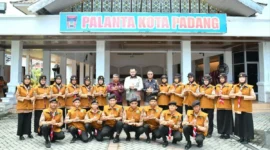 Wali Kota Padang, Fadly Amran melepas keberangkatan Kontingen WMSJ Kota Padang ke ajang WMSJ 2025 di Palanta Kediaman Resminya, Kamis (4/9/2025). (Foto: Prokopim Padang)