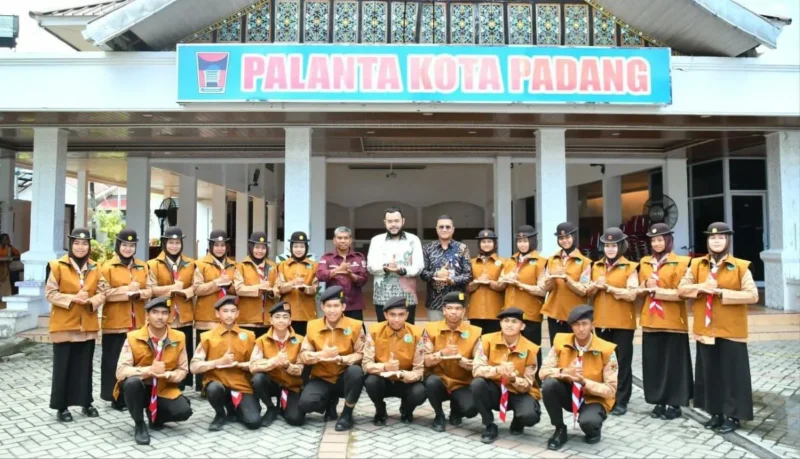 Wali Kota Padang, Fadly Amran melepas keberangkatan Kontingen WMSJ Kota Padang ke ajang WMSJ 2025 di Palanta Kediaman Resminya, Kamis (4/9/2025). (Foto: Prokopim Padang)