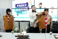 Wali Kota Padang, Fadly Amran secara simbolis memasangkan rompi kepada salah seorang peserta. (Foto: Diskominfo Padang)
