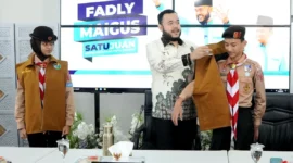Wali Kota Padang, Fadly Amran secara simbolis memasangkan rompi kepada salah seorang peserta. (Foto: Diskominfo Padang)