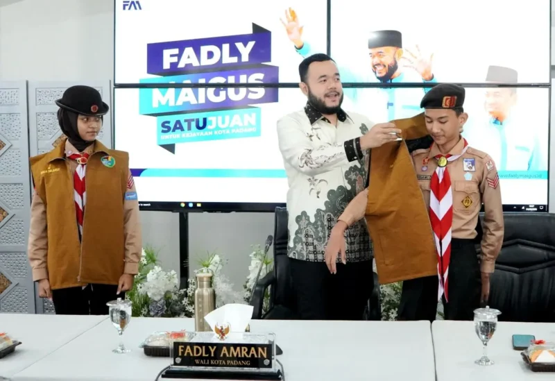 Wali Kota Padang, Fadly Amran secara simbolis memasangkan rompi kepada salah seorang peserta. (Foto: Diskominfo Padang)