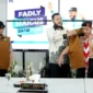 Wali Kota Padang, Fadly Amran secara simbolis memasangkan rompi kepada salah seorang peserta. (Foto: Diskominfo Padang)
