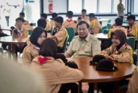 Presiden Prabowo Subianto berinteraksi dengan para siswa-siswi SRMA Margaguna, Kamis (11/9/2025). (Foto: BPMI Setpres) 