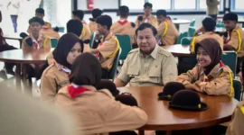 Presiden Prabowo Subianto berinteraksi dengan para siswa-siswi SRMA Margaguna, Kamis (11/9/2025). (Foto: BPMI Setpres) 