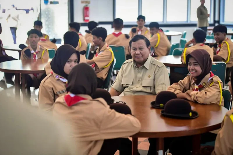 Presiden Prabowo Subianto berinteraksi dengan para siswa-siswi SRMA Margaguna, Kamis (11/9/2025). (Foto: BPMI Setpres) 