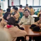 Presiden Prabowo Subianto berinteraksi dengan para siswa-siswi SRMA Margaguna, Kamis (11/9/2025). (Foto: BPMI Setpres) 